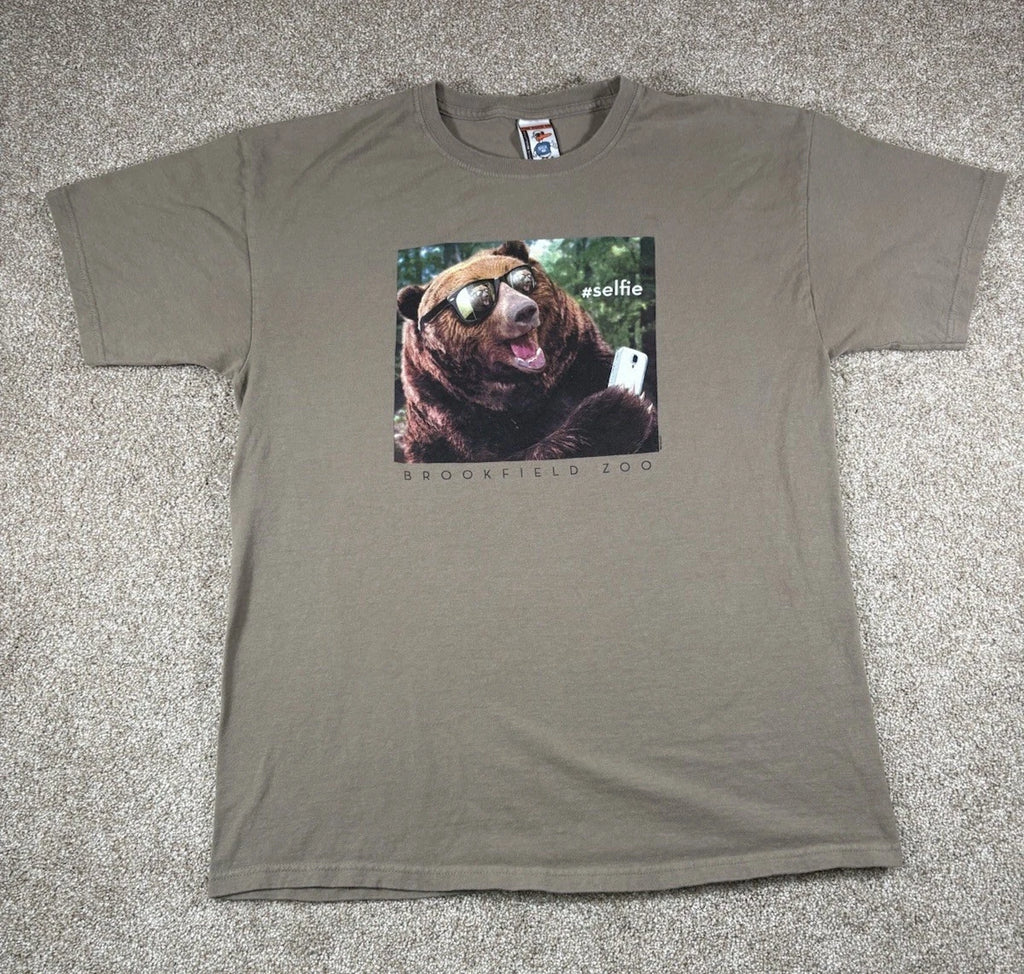 Y2K The Duck Company T-Shirt Brookfield Zoo Bear Selfie Graphic • Size Large