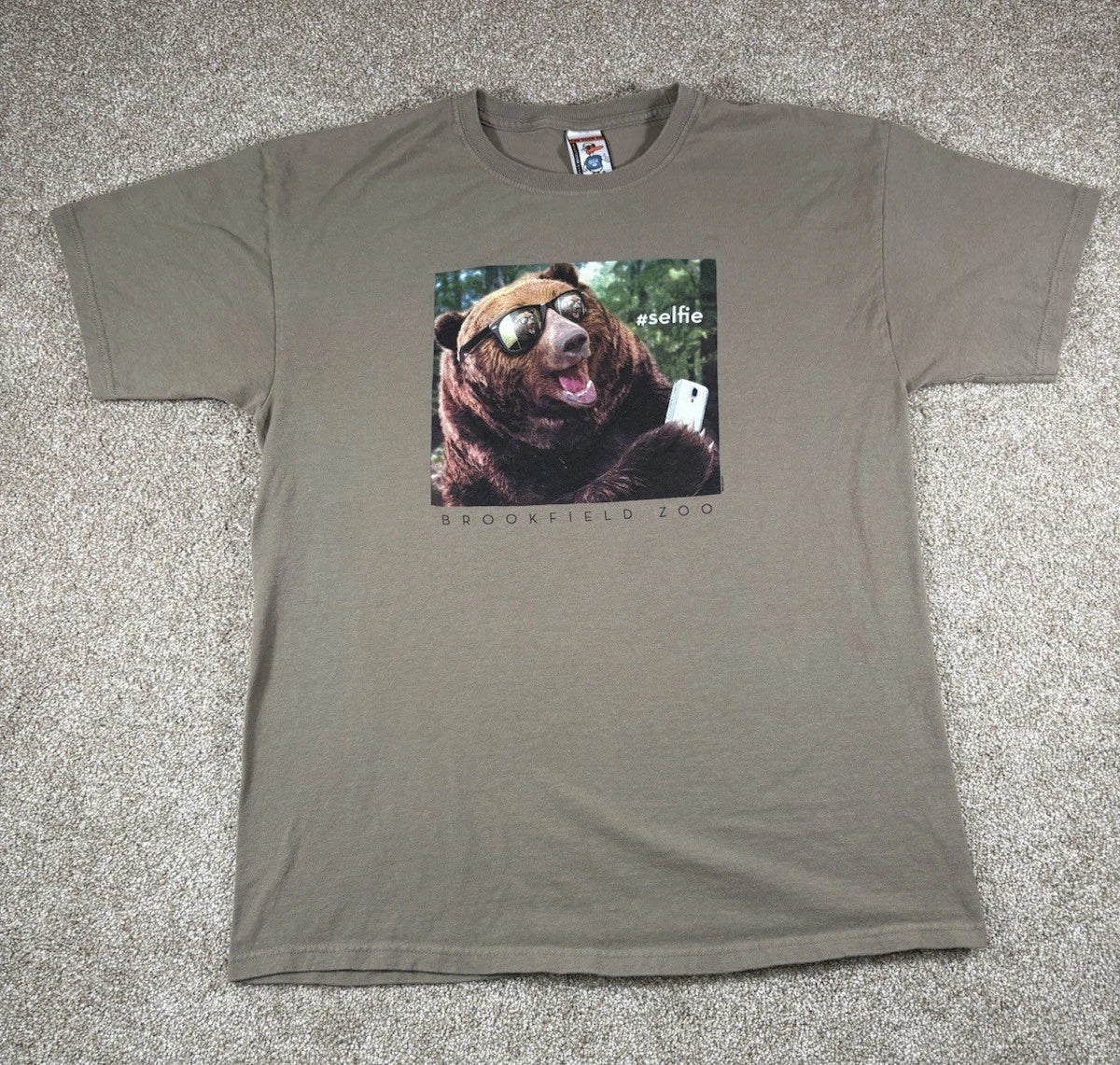 Y2K The Duck Company T-Shirt Brookfield Zoo Bear Selfie Graphic • Size Large