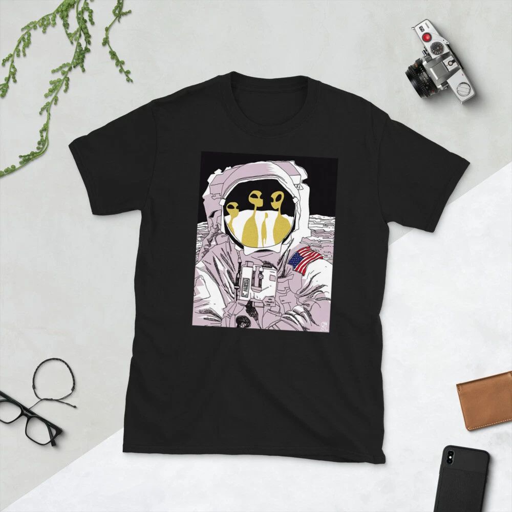ASTRONAUT MEETING ALIENS ON THE MOON FUN SCIFI FUN Short-Sleeve Unisex Unisex