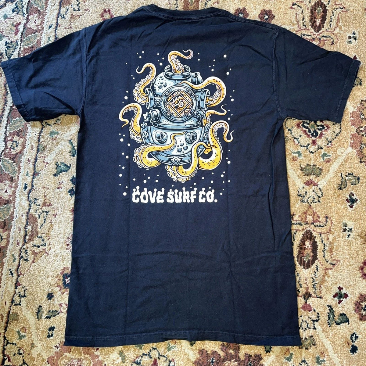 COVE Surf Co Octopus Diver Black Mens Small Graphic Tee Excellent Used Unisex