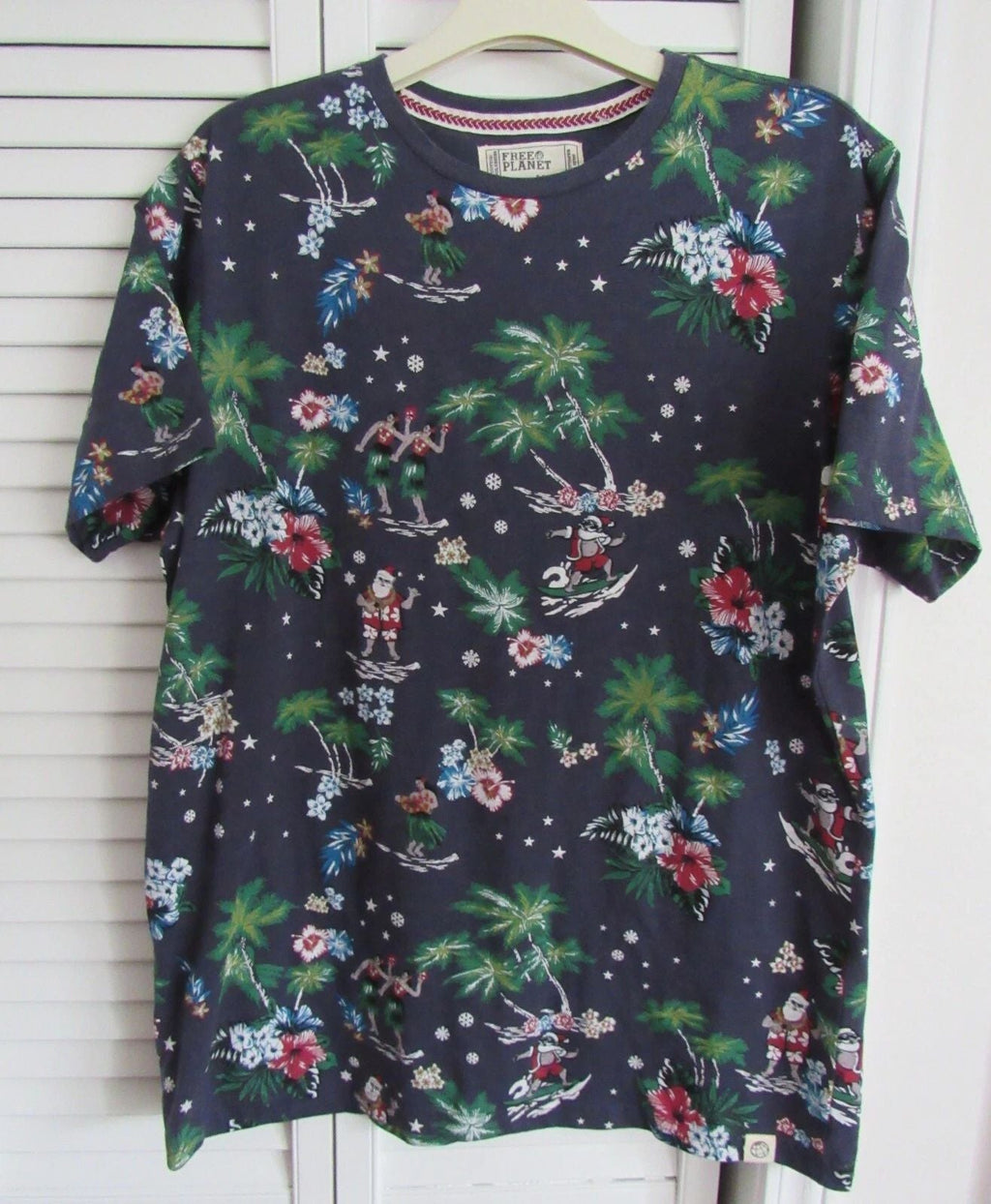 Free Planet Surfing Santa Claus Cotton Blend Short Sleeve Shirt Size Large Unisex