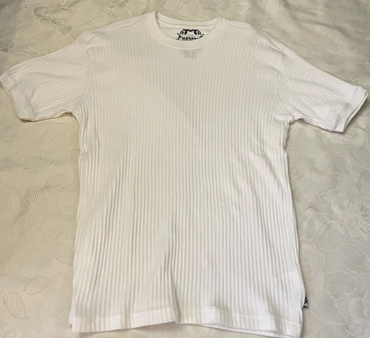 Men’s Modern Couture Tee Shirt Size Medium Unisex