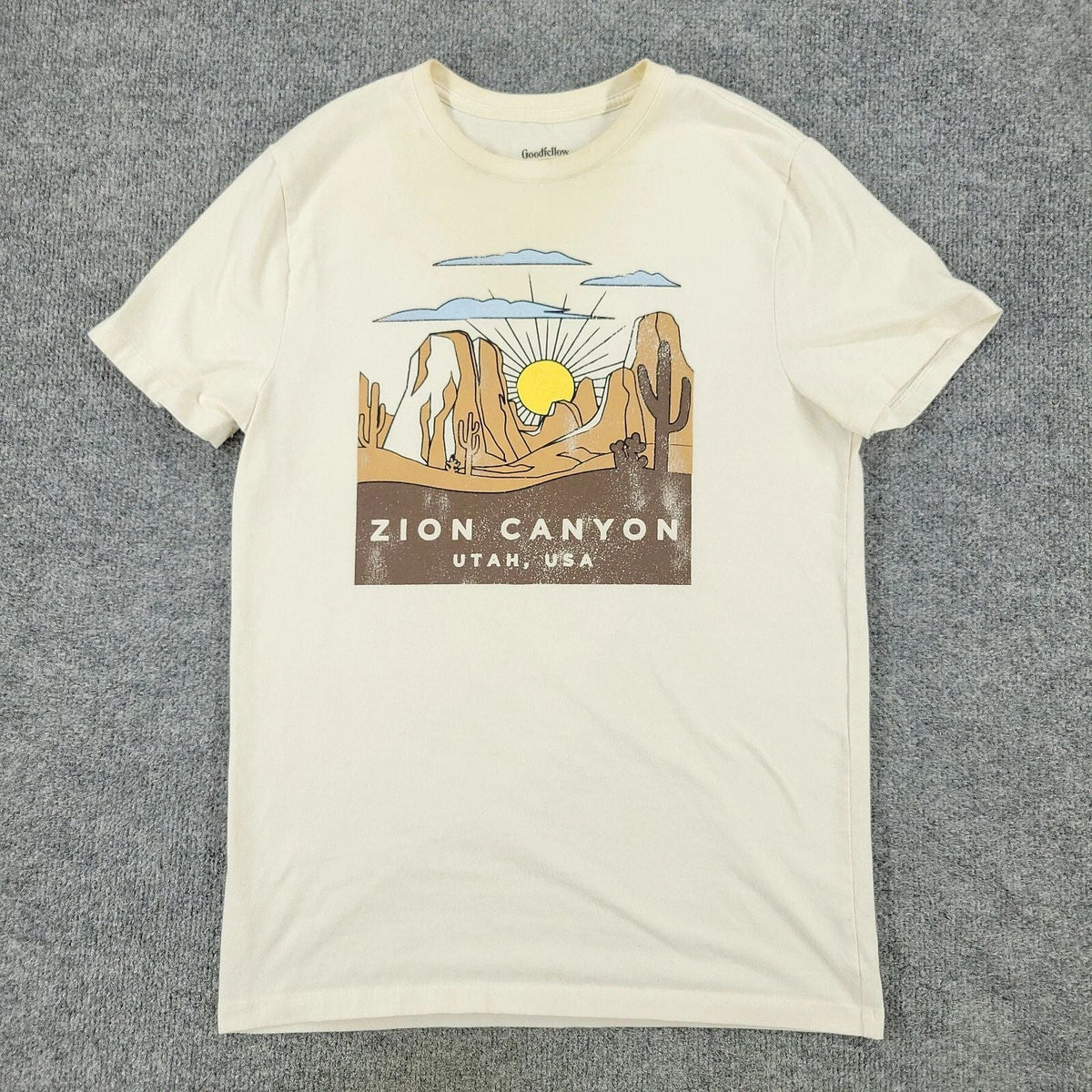 Zion Canyon Shirt Men's Small Beige Utah USA Outdoor Graphic Tee Short Sleeve Unisex